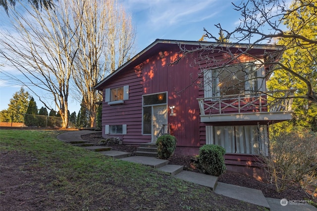 view of front of home featuring a front yard