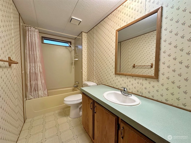 full bathroom featuring a textured ceiling, toilet, shower / bath combo, and vanity