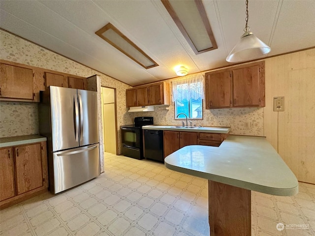 kitchen with black appliances, a breakfast bar, kitchen peninsula, sink, and hanging light fixtures