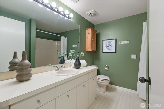 full bathroom featuring toilet, curtained shower, baseboards, and vanity