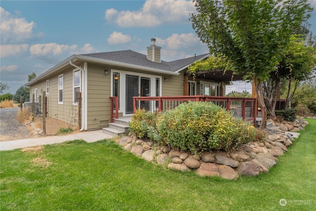 view of front of property with a front yard