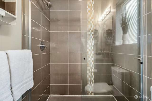 bathroom featuring tiled shower