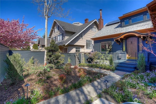 811 N I St, Tacoma, WA 98403 - view of front facade featuring fence