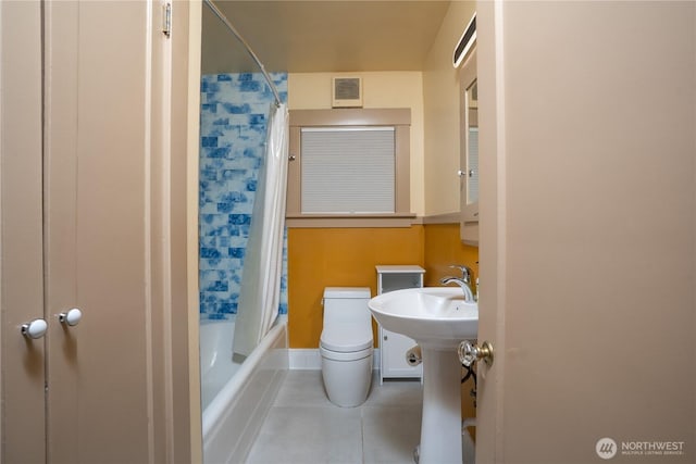 811 N I St, Tacoma, WA 98403 - bathroom with visible vents, tile patterned floors, shower / bath combination with curtain, and toilet