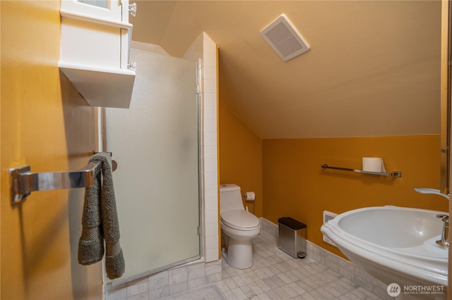 811 N I St, Tacoma, WA 98403 - bathroom with a sink, toilet, a stall shower, vaulted ceiling, and visible vents