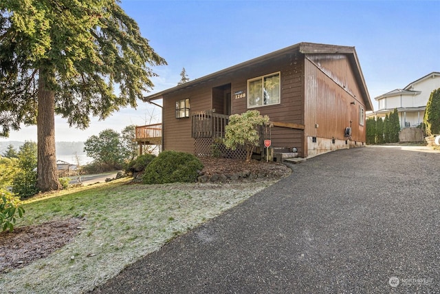 view of front of house with a front yard