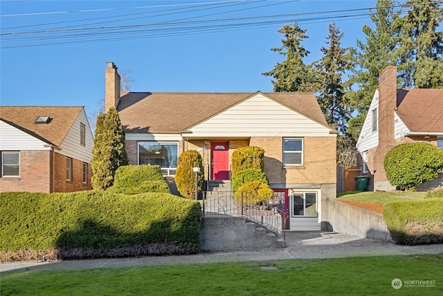 bungalow featuring a front lawn