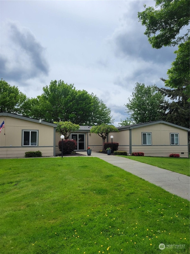 view of front of property with a front lawn