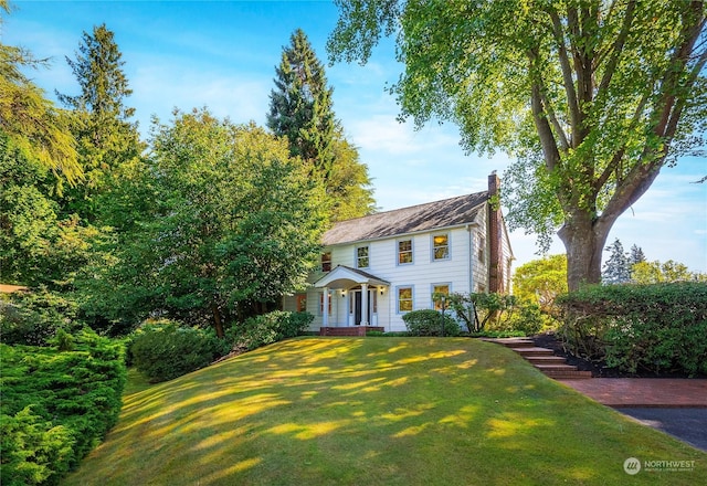 view of front of home featuring a front lawn