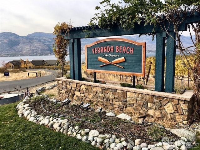 community / neighborhood sign with a mountain view