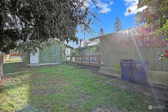 view of yard with an outbuilding