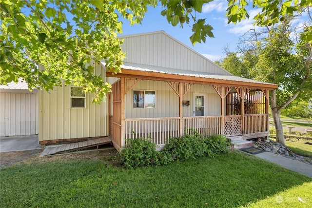 view of front of property with a porch and a front lawn