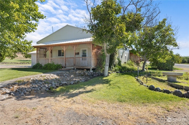 view of front facade with a porch and a front yard