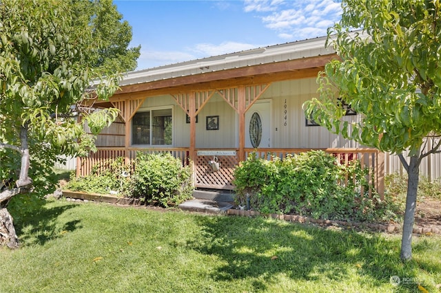 view of front of house with a front lawn