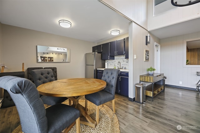 dining area with sink and dark hardwood / wood-style floors