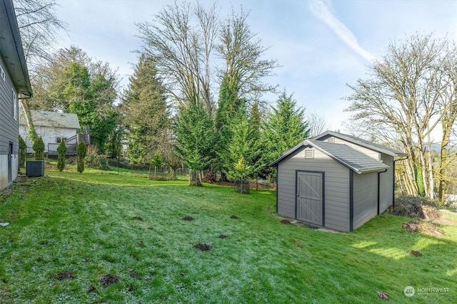 view of yard with a storage unit