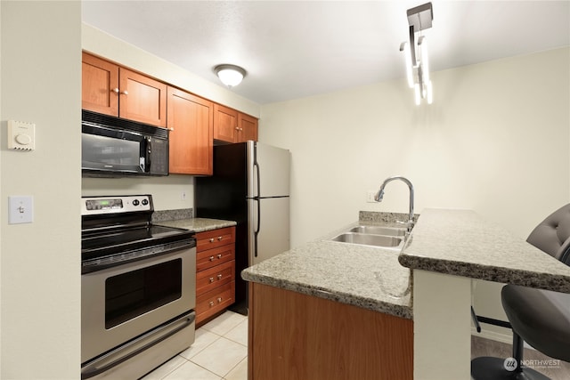 kitchen featuring light tile patterned floors, a kitchen breakfast bar, sink, kitchen peninsula, and stainless steel appliances