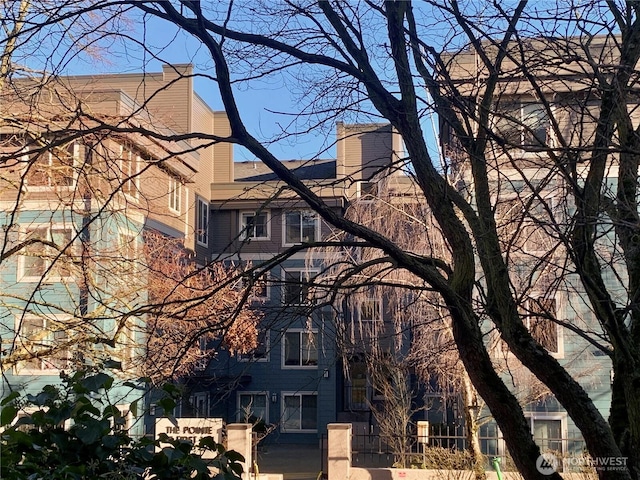 300 10th Ave Unit A203, Seattle, WA 98122 - view of side of property with a fenced front yard