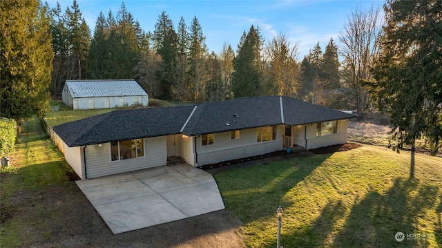 view of front of property featuring a front yard