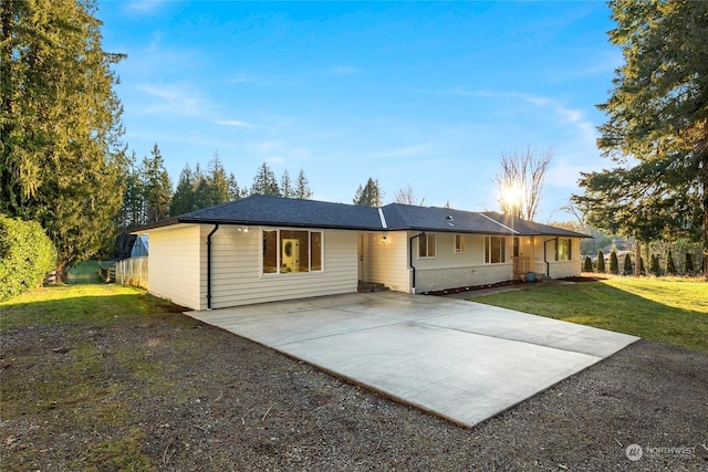 ranch-style home featuring a front lawn