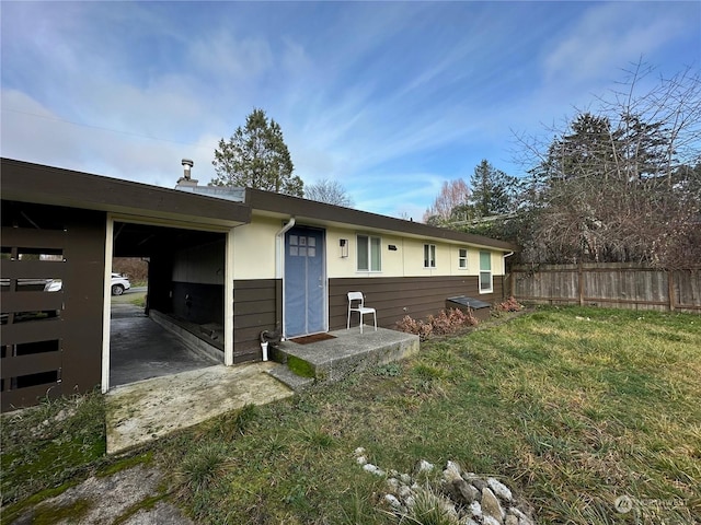 view of front of property featuring a front yard