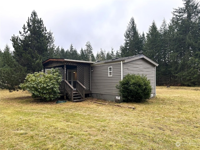 manufactured / mobile home with a front yard