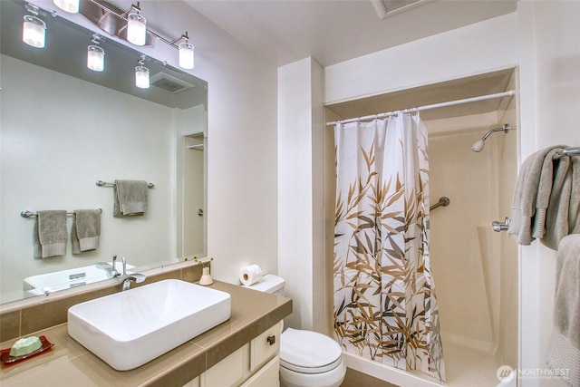 full bath with visible vents, vanity, toilet, and a shower with shower curtain