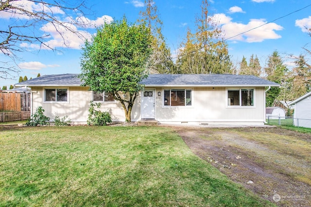 ranch-style home featuring a front lawn