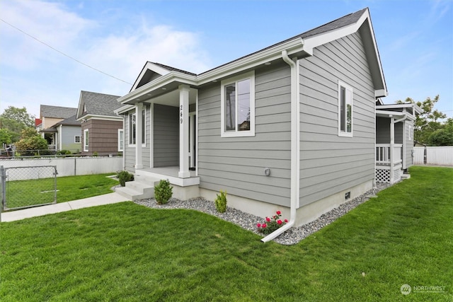 view of front of property featuring a front lawn and fence