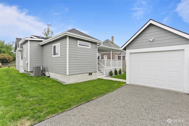 view of front of property featuring an outbuilding, driveway, central AC, a front lawn, and a detached garage