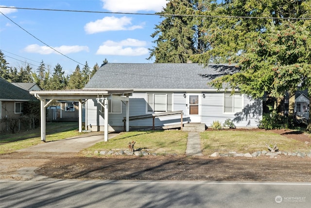 view of front of house featuring a front yard and a carport