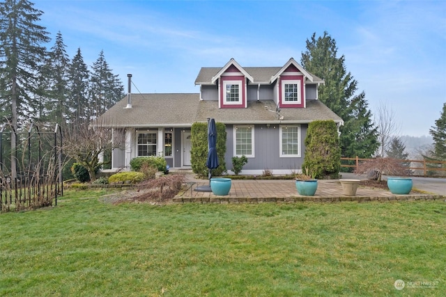 view of front of property featuring a front yard