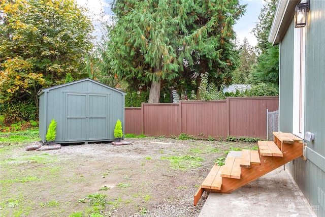 view of yard featuring a storage shed