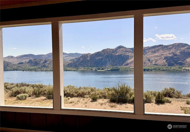 water view with a mountain view