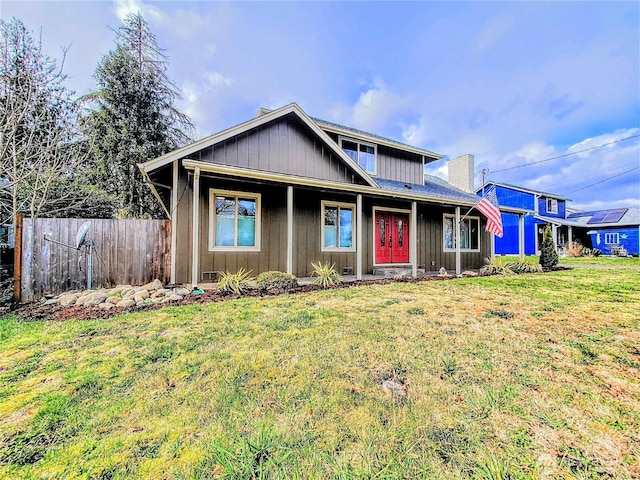 view of front of house featuring a front yard and fence