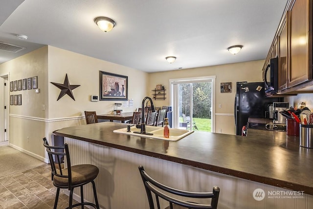 kitchen featuring kitchen peninsula, sink, and stove