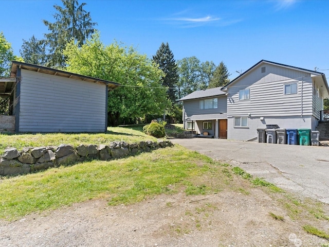 exterior space featuring a lawn