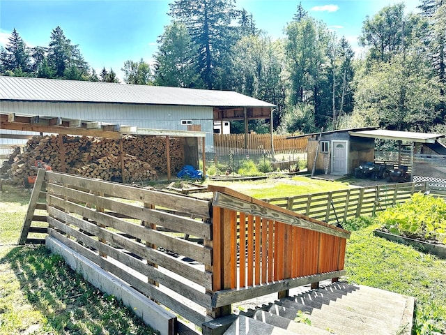 view of yard with an outdoor structure