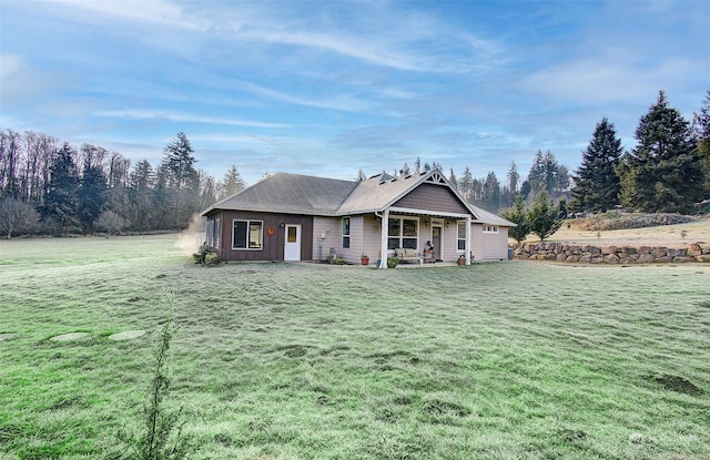 view of front of house featuring a front lawn