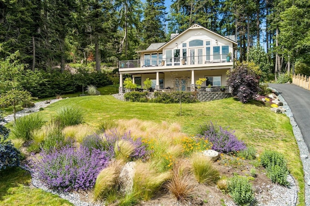 view of front of house featuring a deck and a front yard