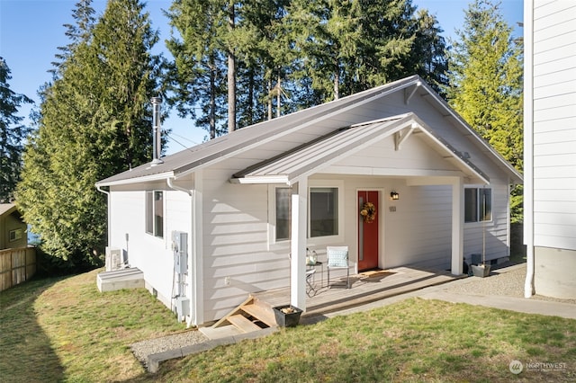 bungalow-style house featuring a front lawn