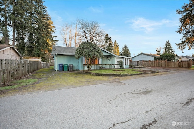 view of front of home featuring a front yard