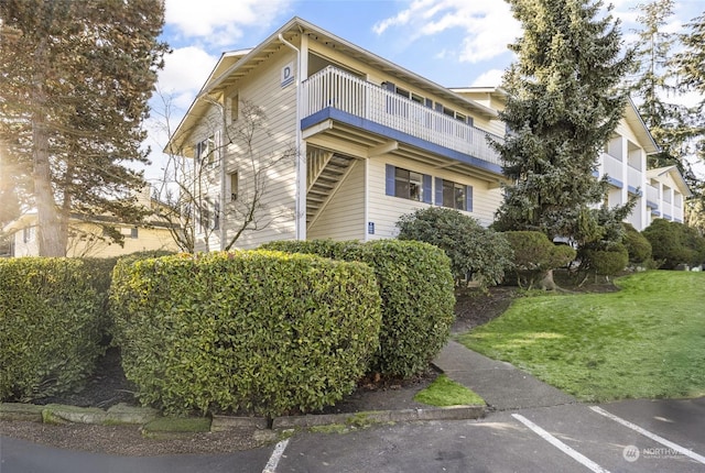 view of side of property featuring a lawn