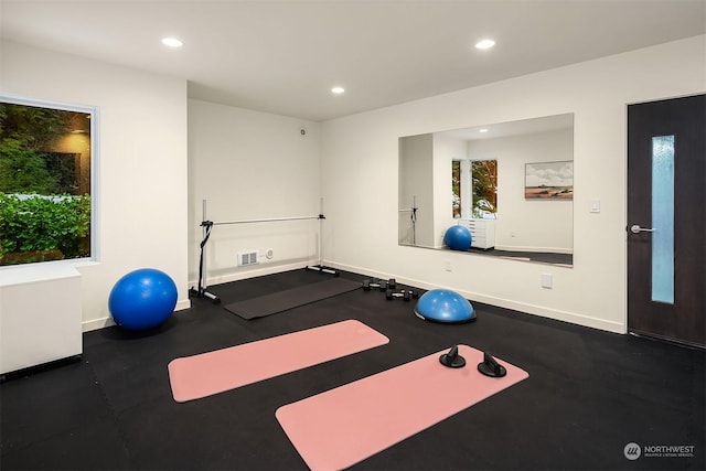workout room with baseboards, visible vents, and recessed lighting