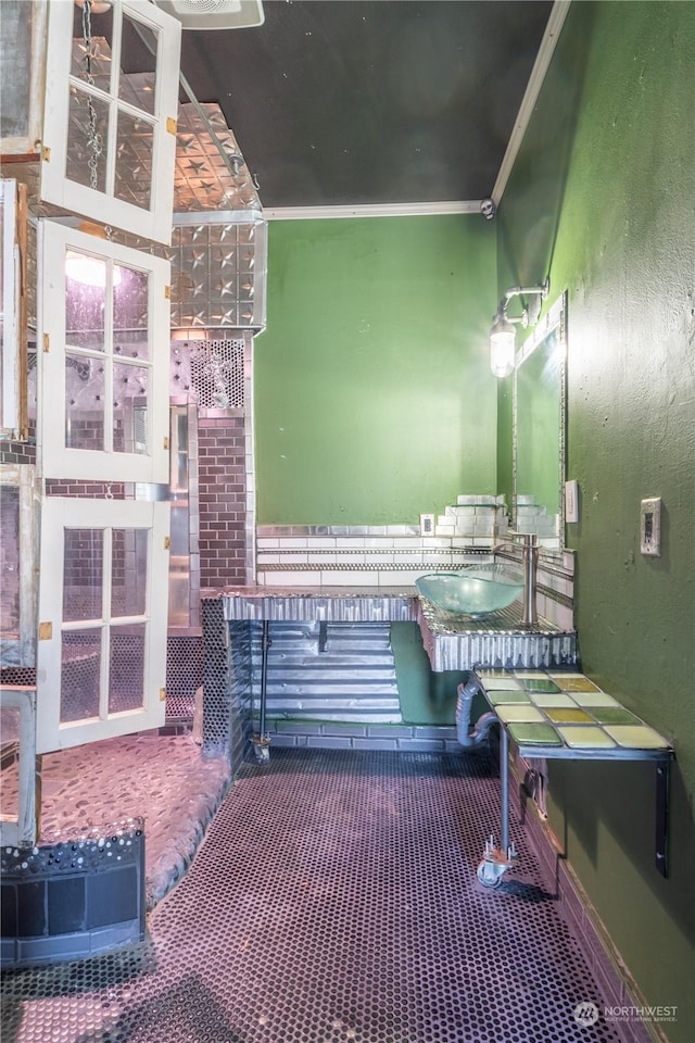 bathroom with ornamental molding