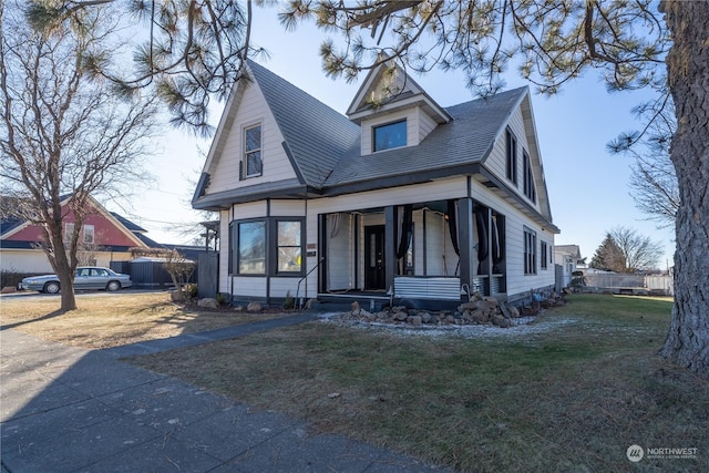 view of front facade featuring a porch and a front lawn