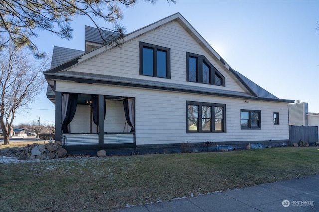 view of side of property featuring a lawn