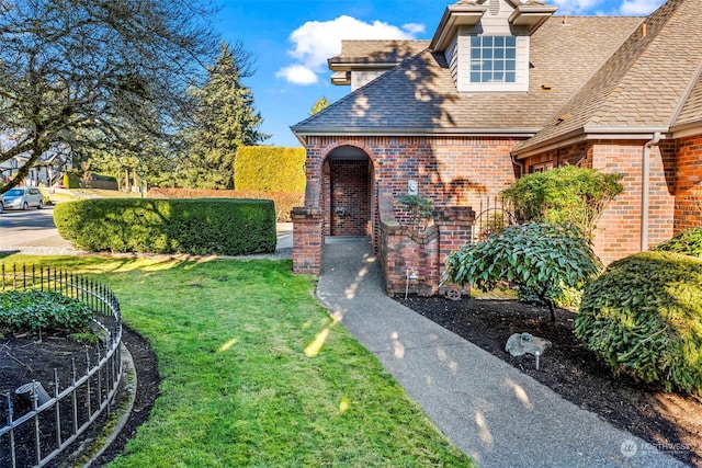 view of front of home with a front lawn