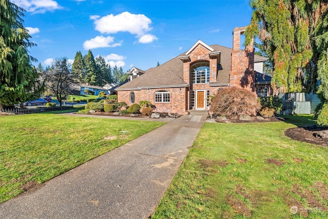 view of front of property featuring a front lawn