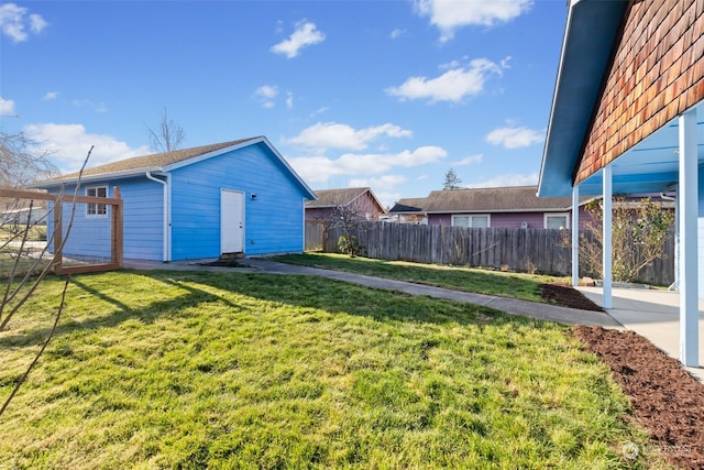 view of yard with an outbuilding